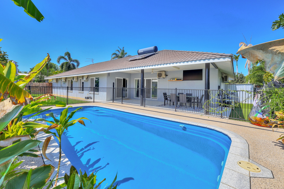 HUGE FAMILY HOME COMPLETE WITH POOL AND MULTIPLE LIVING AREAS