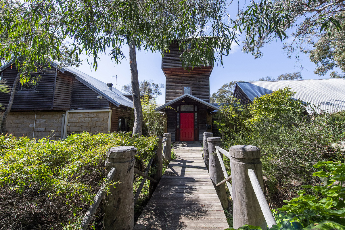  5acres, 3 dwellings, at the edge of the Estuary
