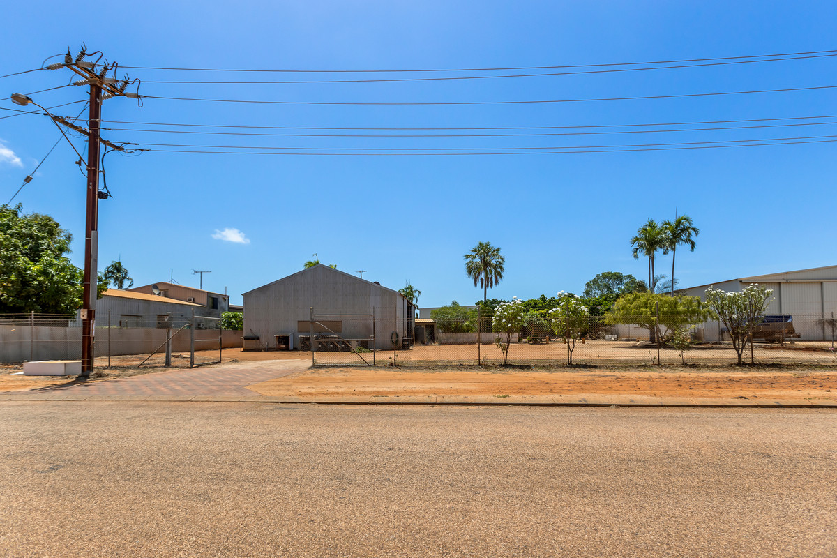 AWESOME 2400SQ MT LOT WITH + HOUSE ON BLACKMAN. Hutchinson