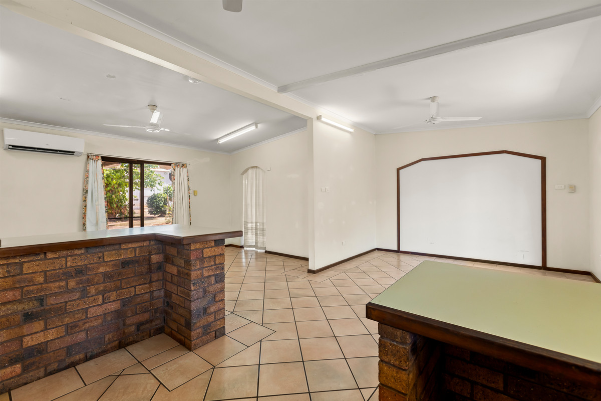 AWESOME 2400SQ MT LOT WITH + HOUSE ON BLACKMAN. Hutchinson