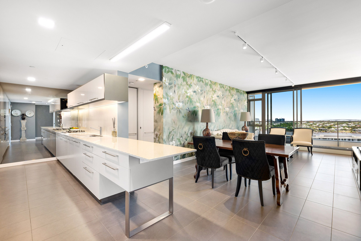 Stunning Riverfront Luxury Modern Newstead Unit with Uninterrupted