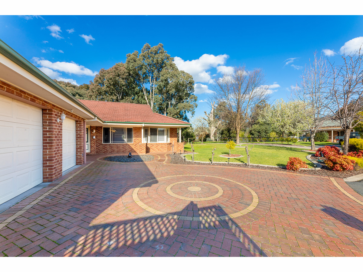  WODONGA EXQUISITE HOME ON THE GOLF COURSE