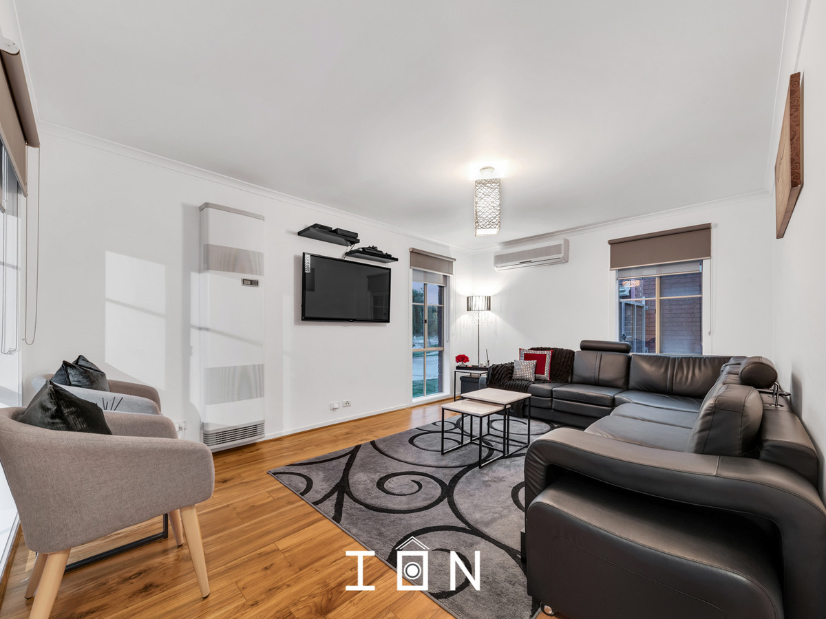  Townhouse with a VIEW & 2 SEPARATE LIVING AREAS.