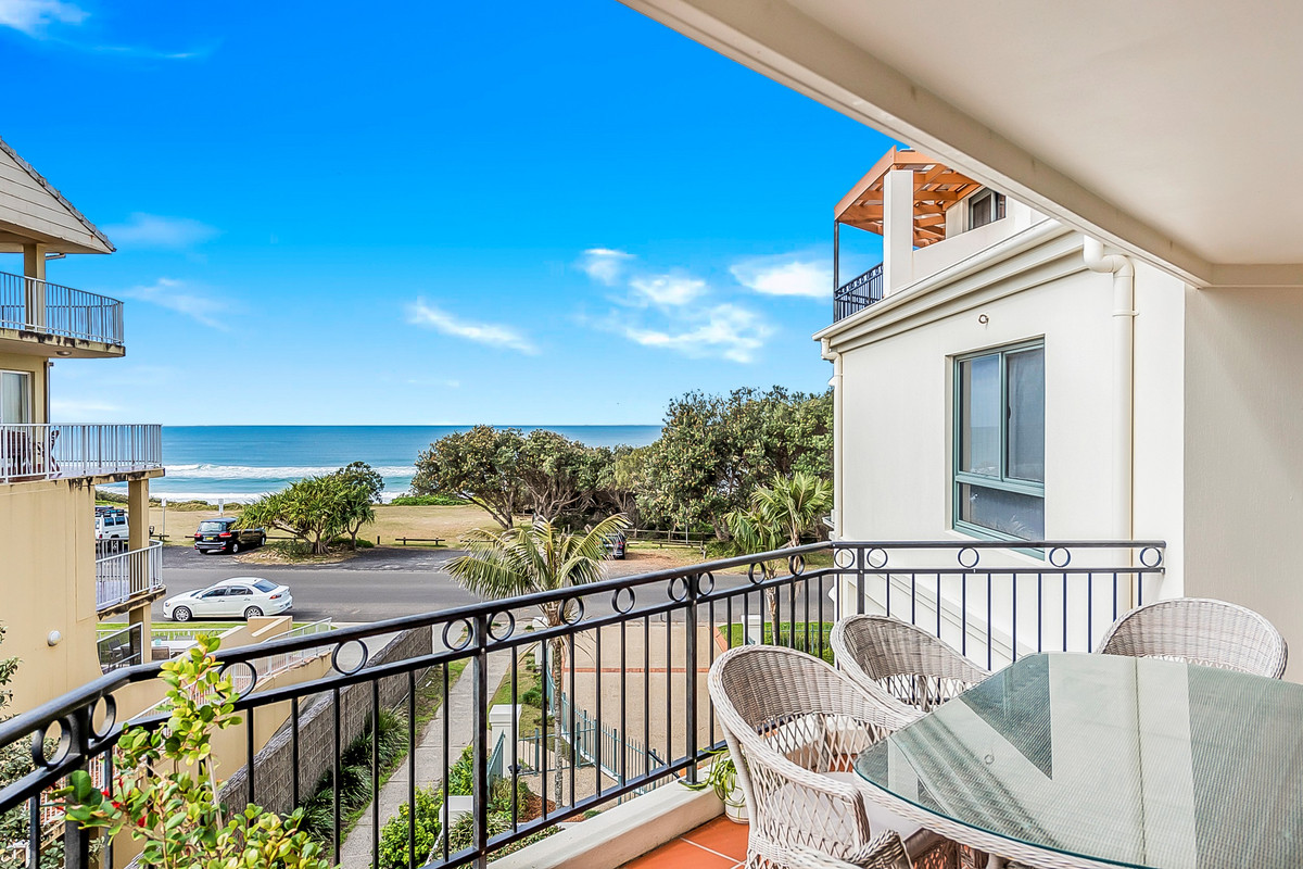 Top floor apartment opposite Pippi Beach Yamba Valley Real Estate