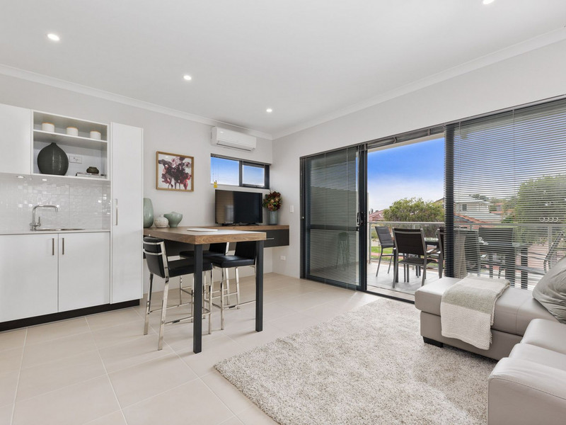 Sun-Soaked & Spacious – North-Facing Apartment in Prime Location