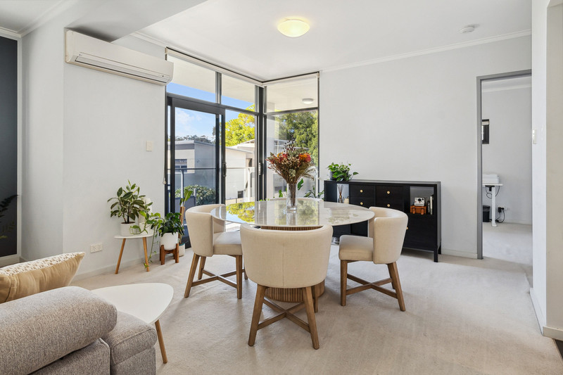 SPACIOUS CORNER APARTMENT IN A PRIME INNER-CITY POCKET