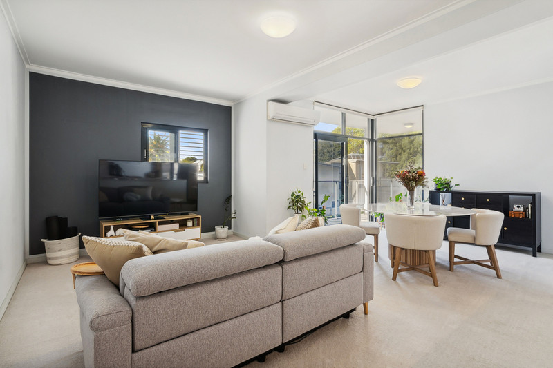SPACIOUS CORNER APARTMENT IN A PRIME INNER-CITY POCKET