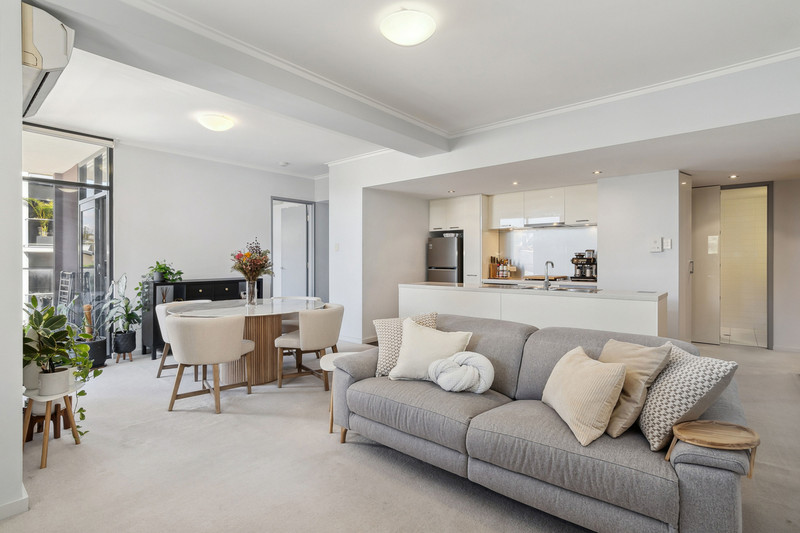 SPACIOUS CORNER APARTMENT IN A PRIME INNER-CITY POCKET