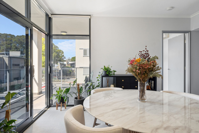 SPACIOUS CORNER APARTMENT IN A PRIME INNER-CITY POCKET