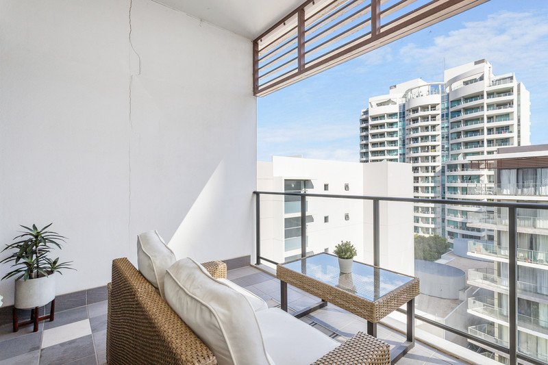 Furnished Top-Floor Apartment with Resort-Style Facilities