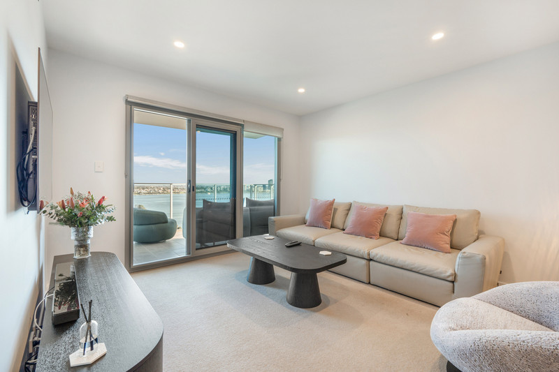 FULLY FURNISHED WITH STUNNING VIEWS ON 20TH FLOOR | 6 MONTH LEASE