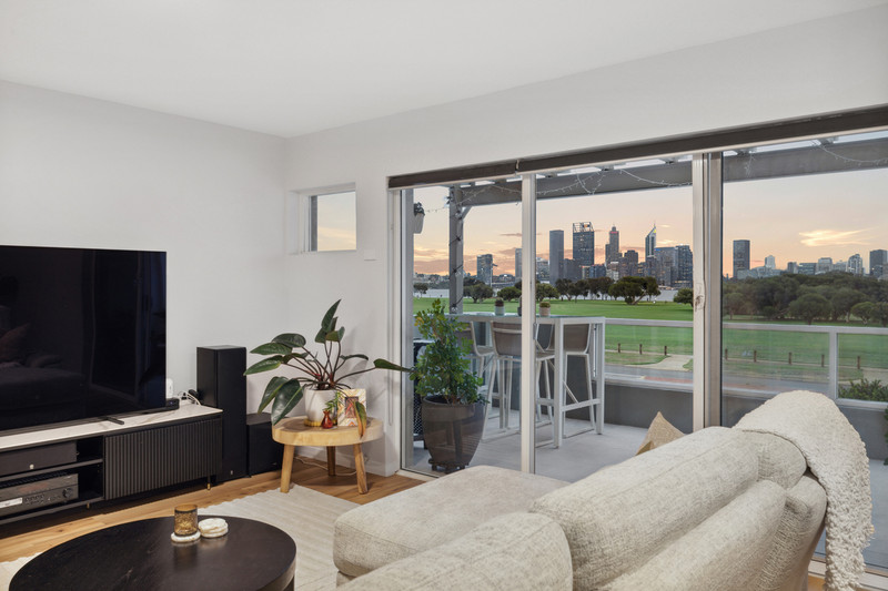 Fully Furnished Uninterrupted City and River Views
