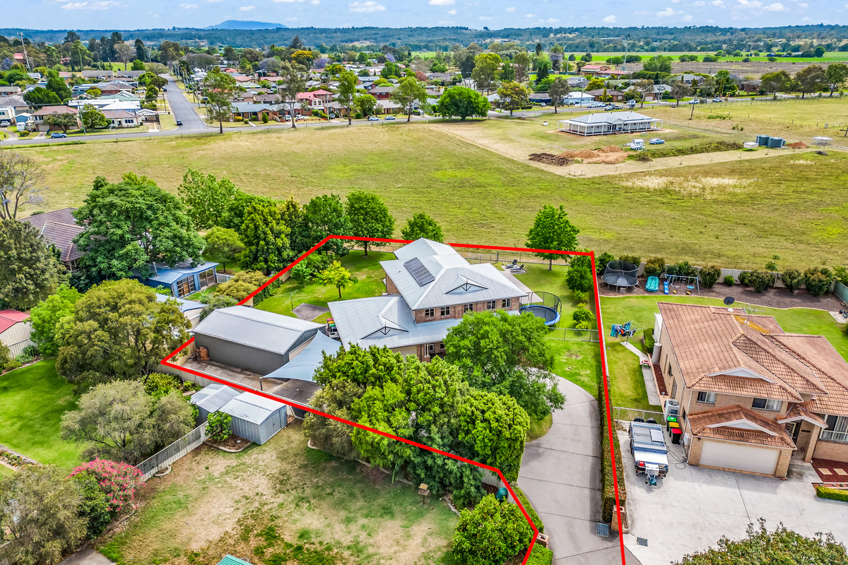The Best In Family Living In Town Rural Aspect!!, 1,070,000