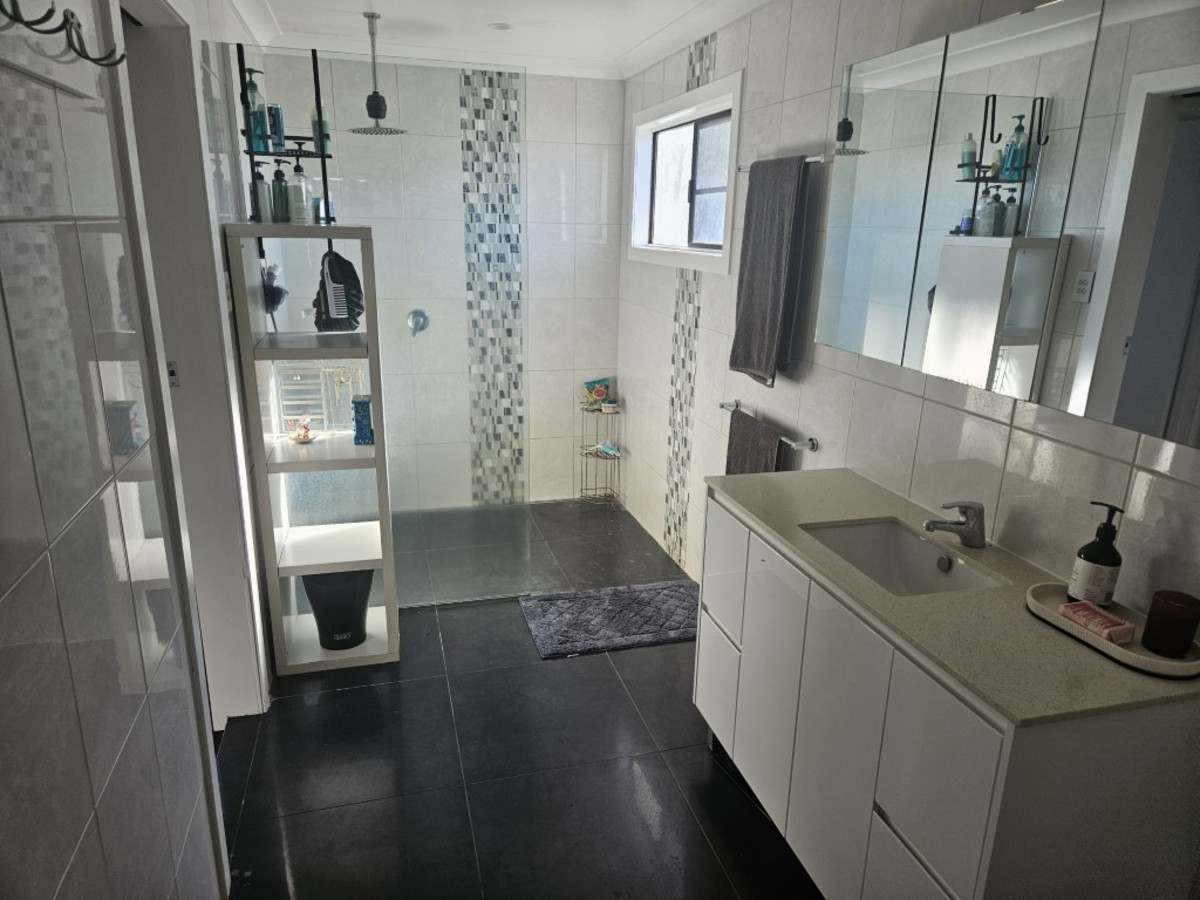  4 BEDROOM, 2 BATHROOM FAMILY HOME AT BEACH DECK & SHED AT REAR!