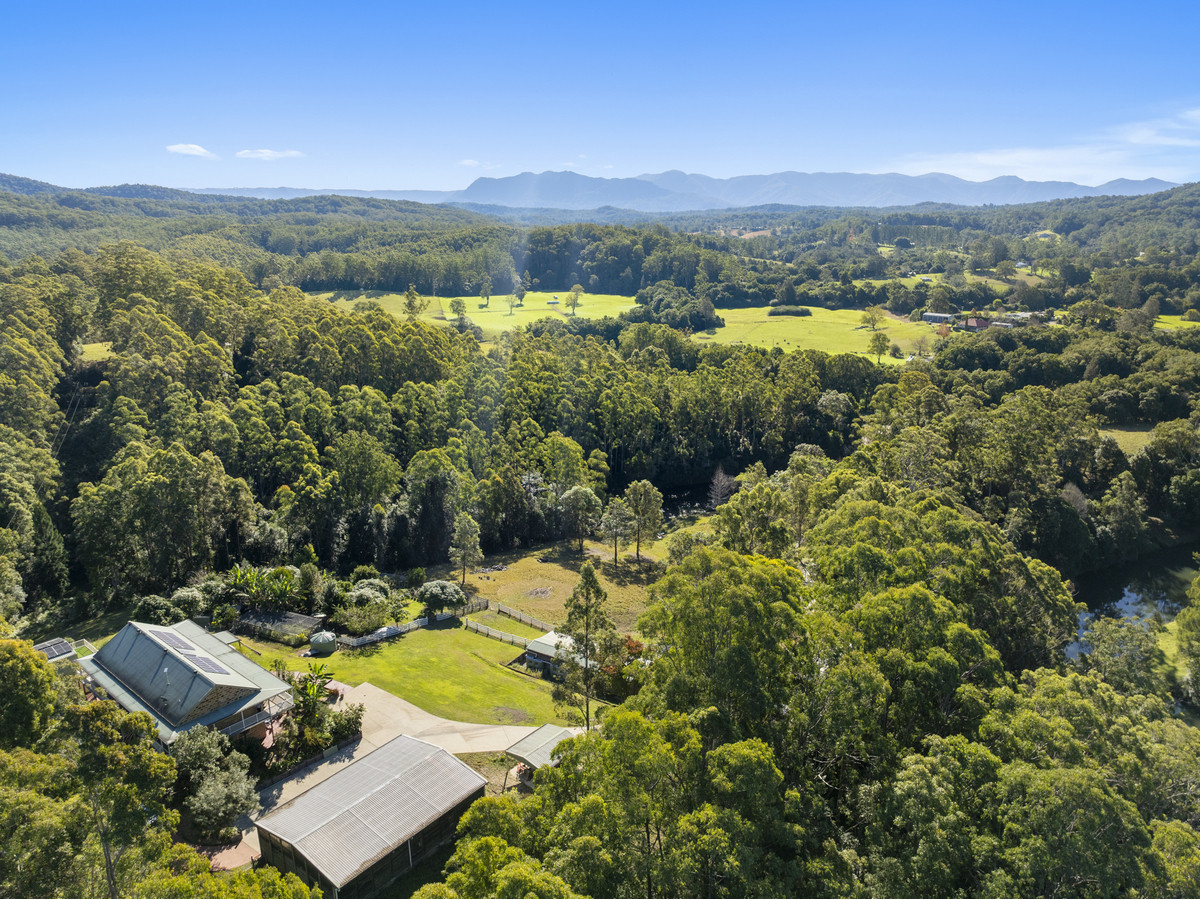 Exquisit Sandstone home with abundant river frontage. Real Estate of