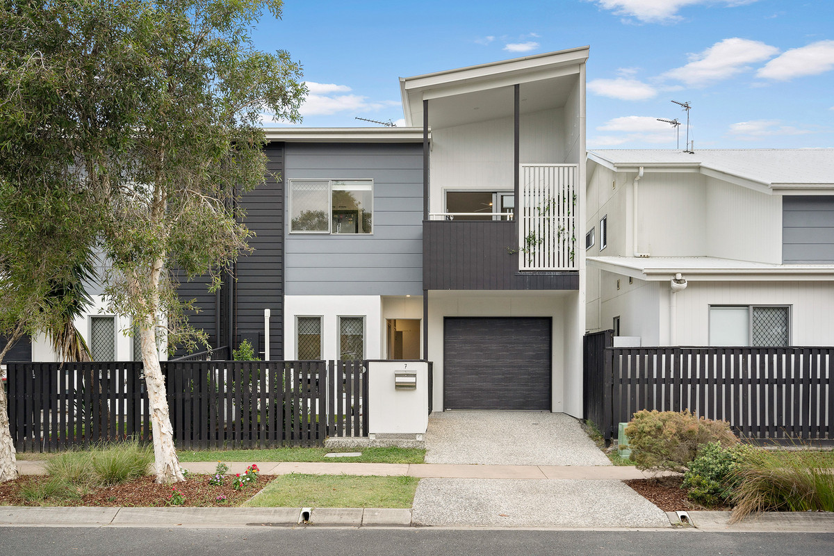 7 Amber Drive, CALOUNDRA WEST QLD 4551